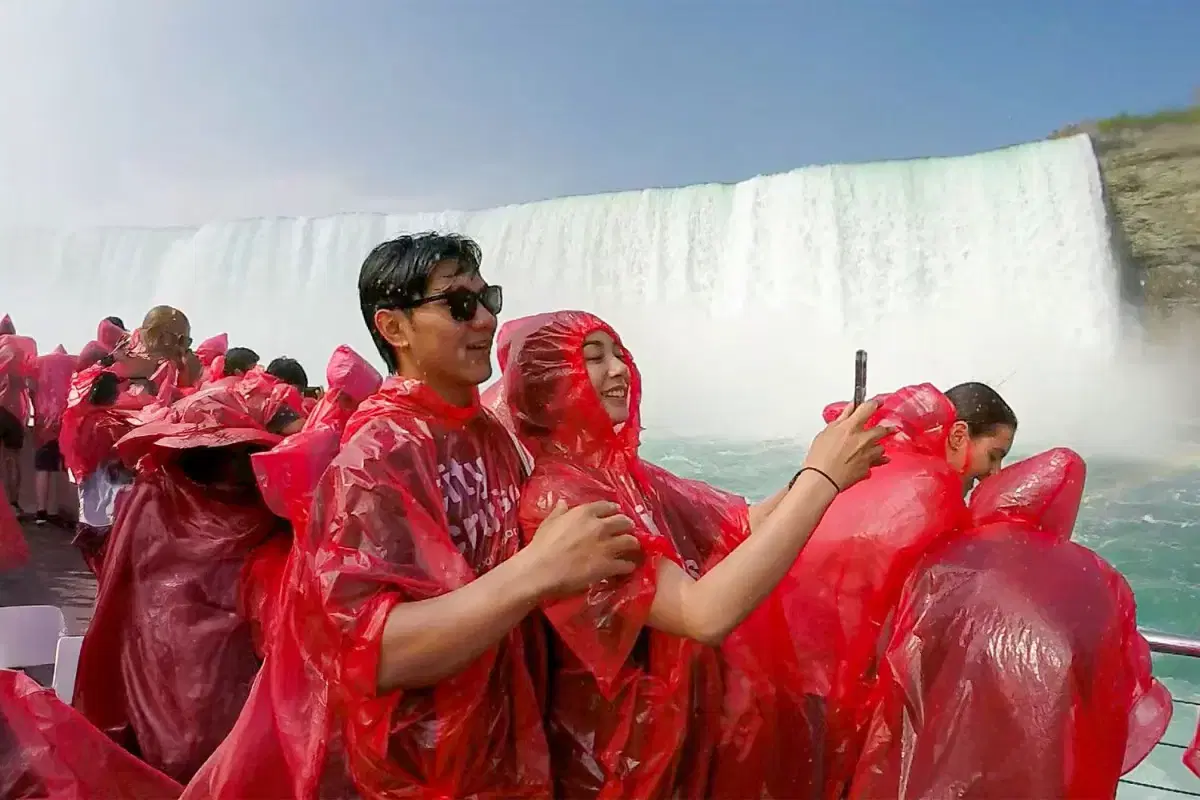 SEE THE SIGHTS.
SKIP THE CROWDS.